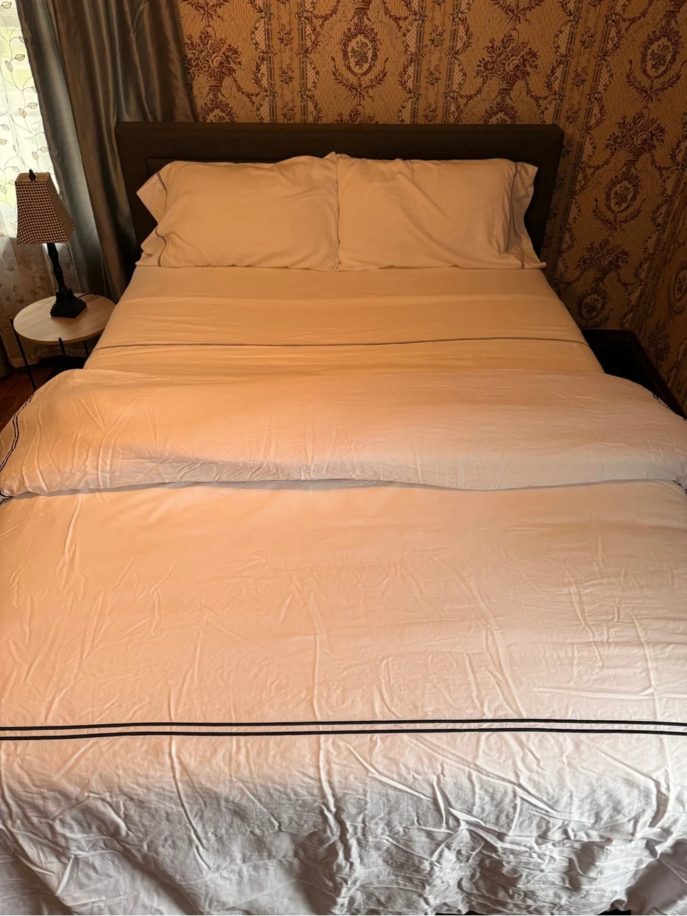 Fieldcrest Luxury Classic comforter and sheets in white with Navy Trim